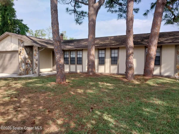a view of a house with a yard