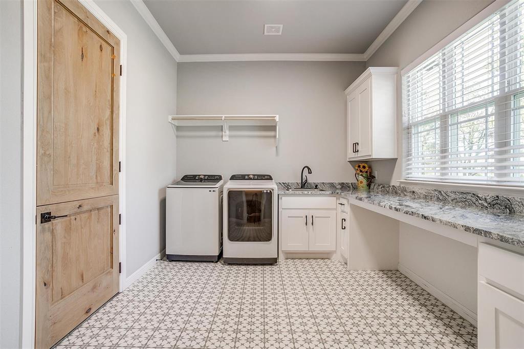 2161 Eagles Rdg Drive Weatherford, TX 76087 - Photo 31 of 40 a kitchen with a stove a sink and a window