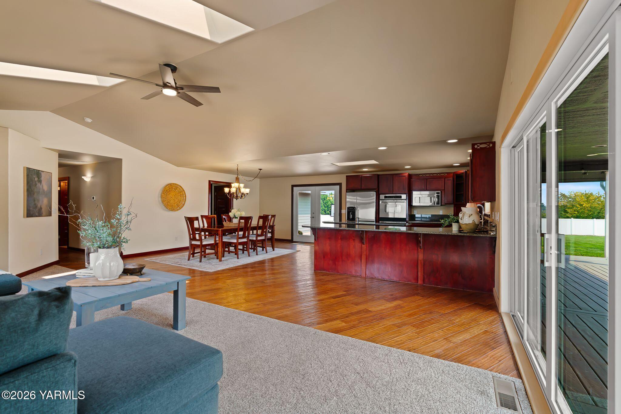 575 Parish Road Selah, WA 98942 - Photo 10 of 36 09_KitchenDining_OpenConcept