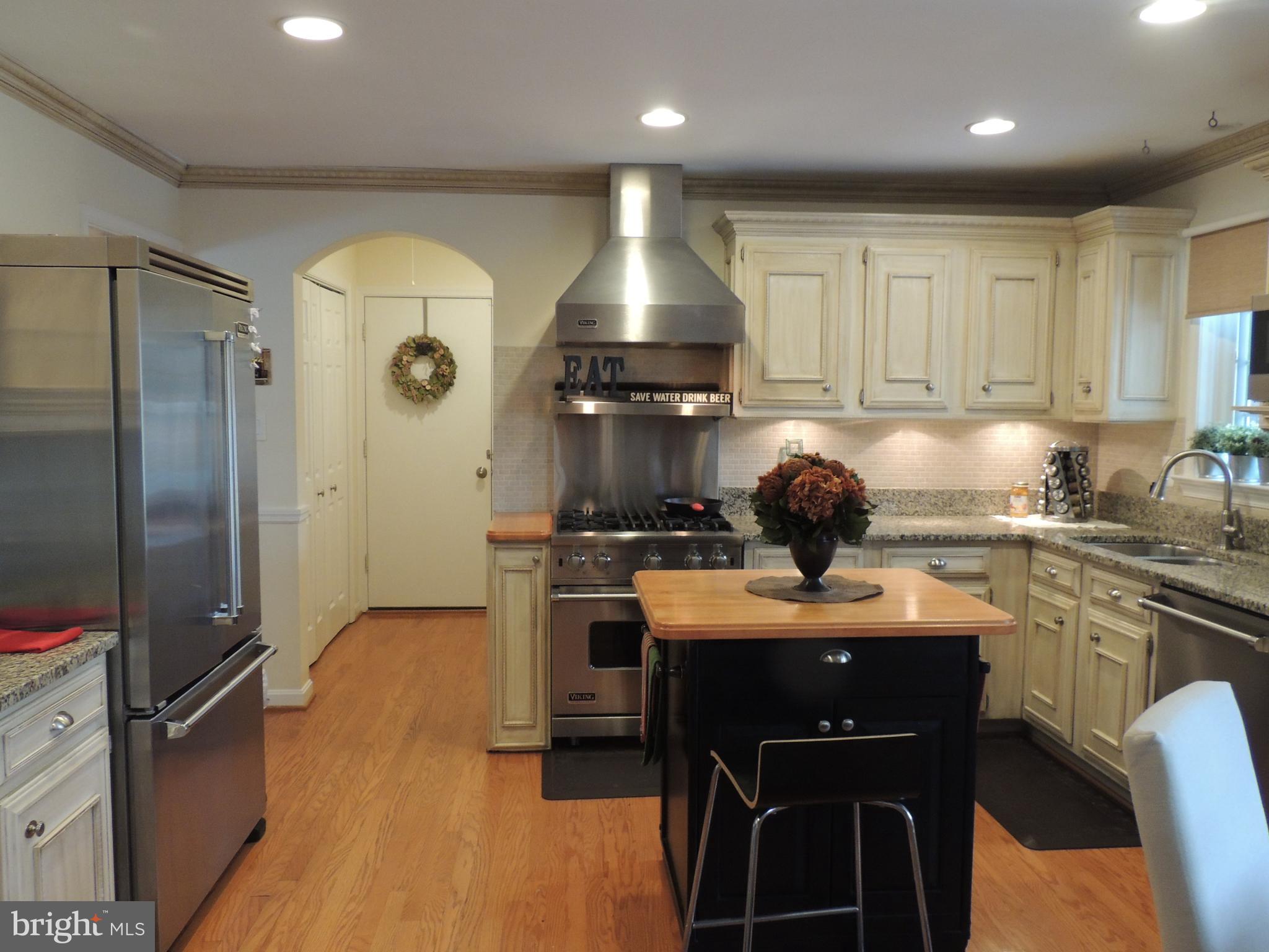 9001 Streamview Lane Vienna, VA 22182 - Photo 9 of 40