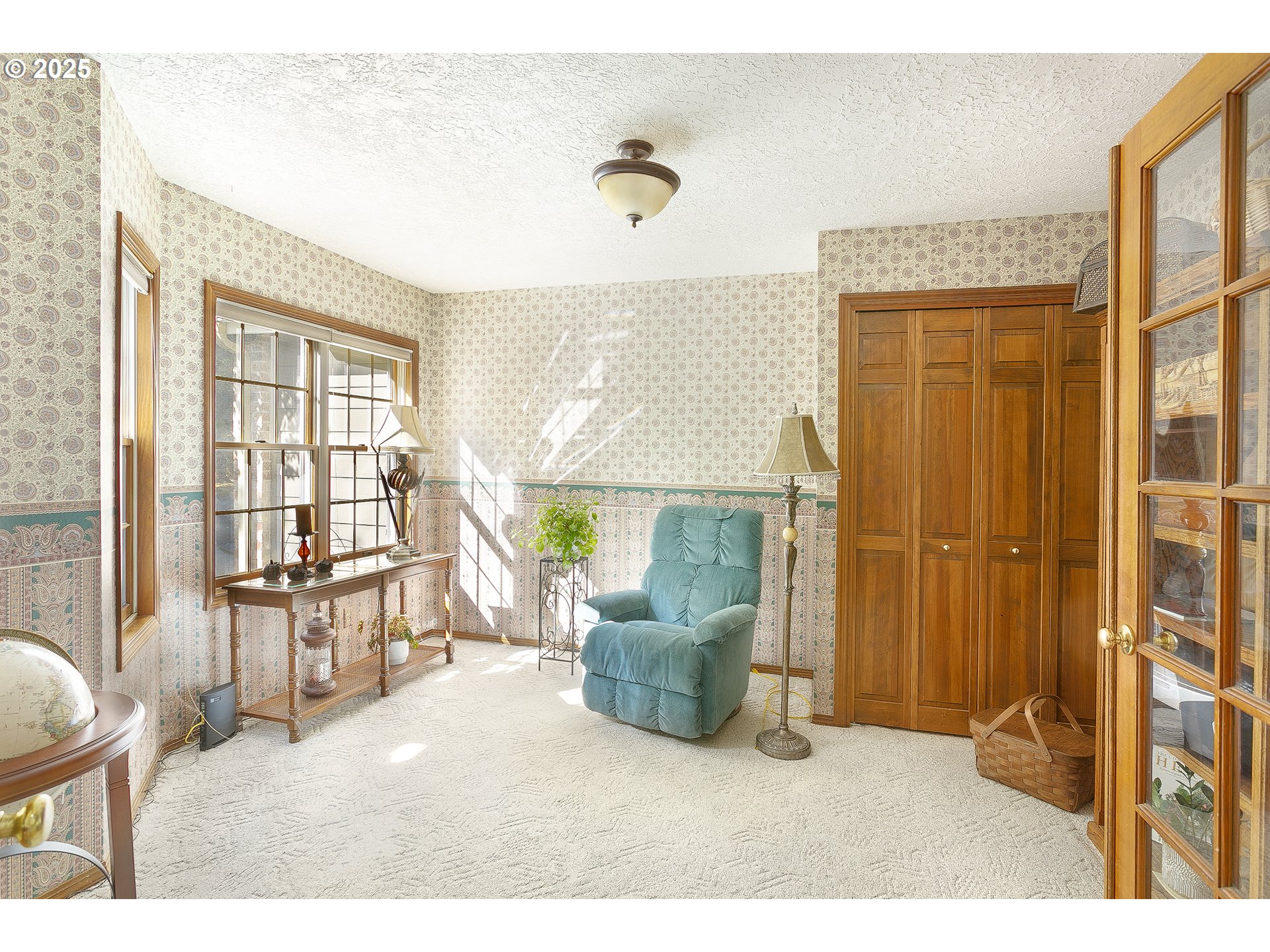 5400 Southeast Chase Road Gresham, OR 97080 - Photo 16 of 47 a living room with furniture and a table
