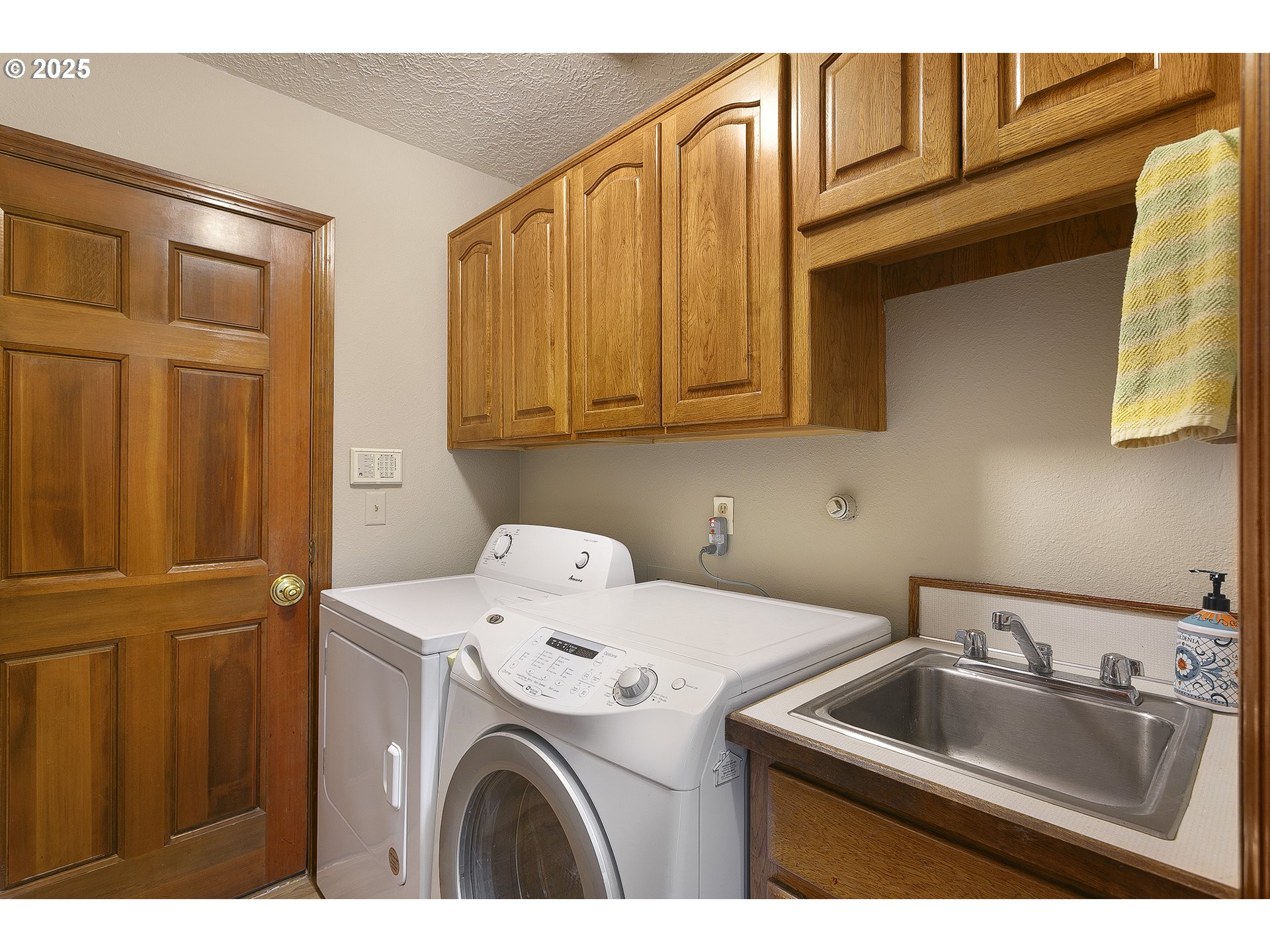5400 Southeast Chase Road Gresham, OR 97080 - Photo 17 of 47 a utility room with dryer and washer