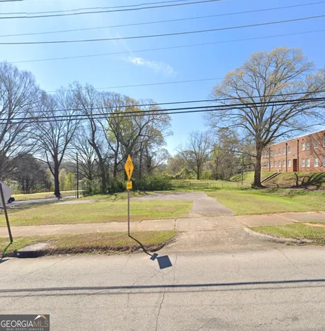 a view of a yard with basketball court