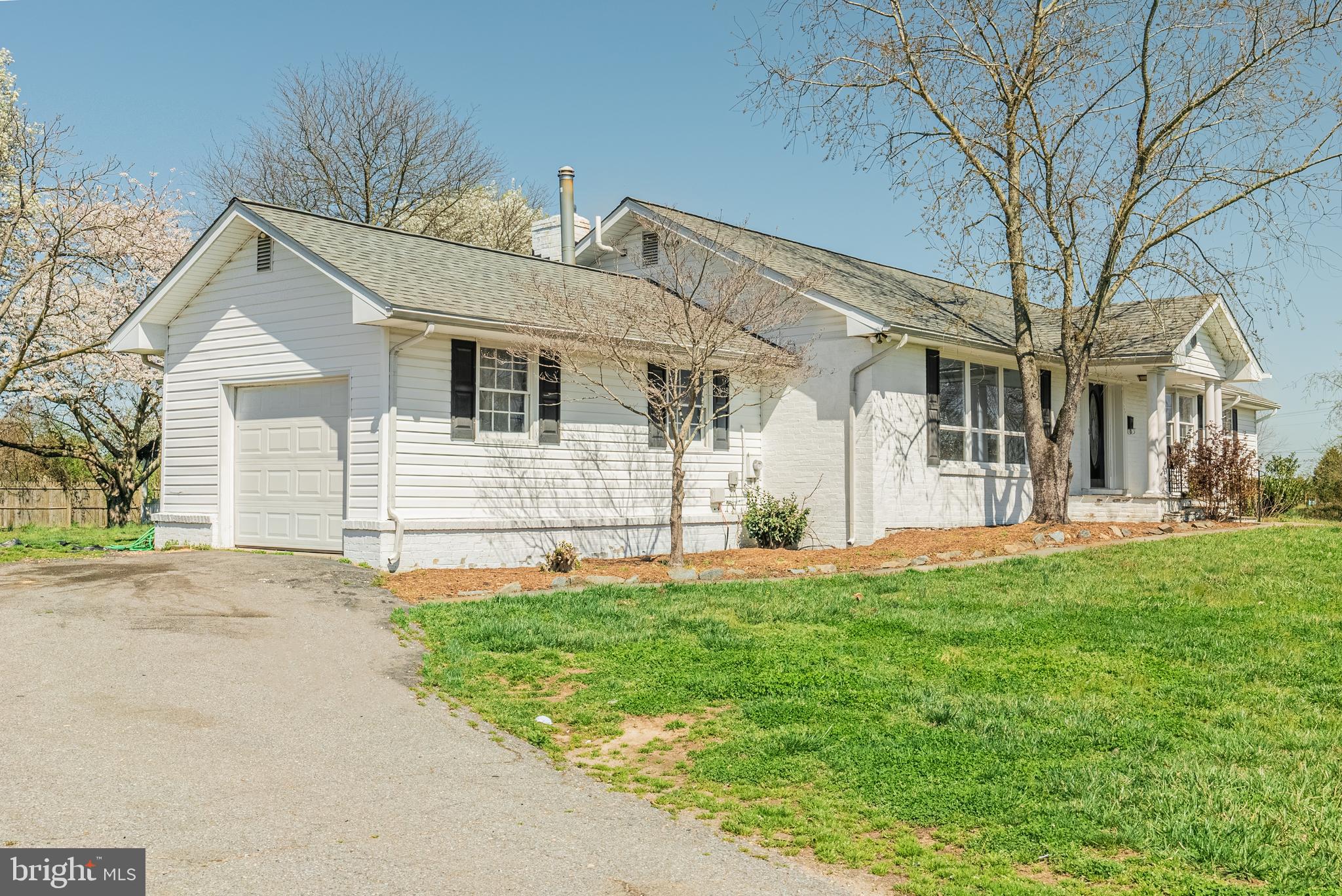 28405 Thompson Corner Road Mechanicsville, MD 20659 - Photo 2 of 29 Main level living
