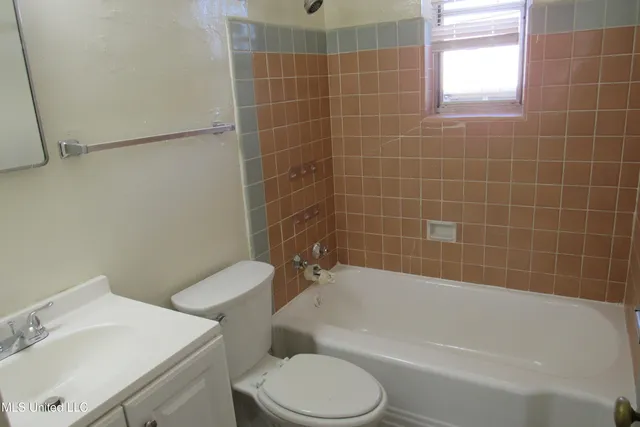 $905 | 1043 Carlisle Street, Unit B5, Jackson, MS 39202