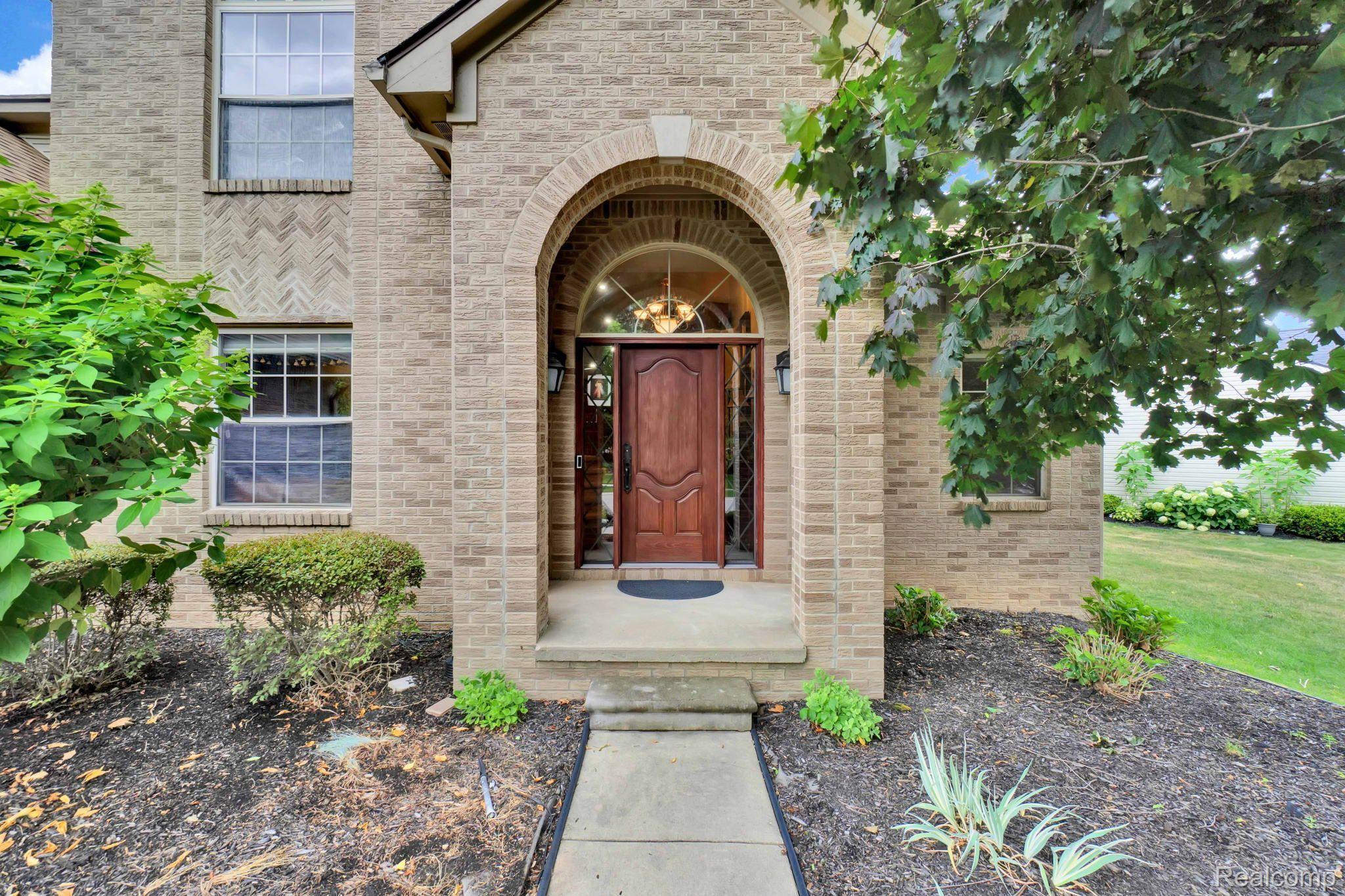 109 Chestnut Ridge Walled Lake, MI 48390 - Photo 2 of 54 Gallery Image 2