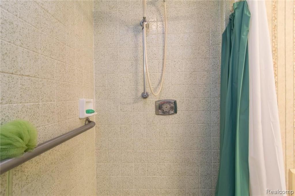 1732 Prestwick Road Grosse Pointe Woods, MI 48236 - Photo 20 of 41