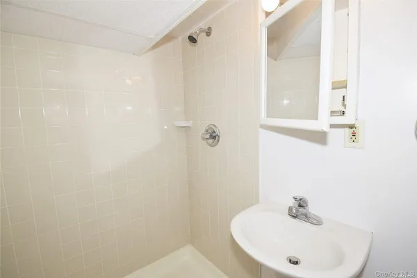 $3,800 | 75-03 197th Street, Unit 1 | Fresh Meadows