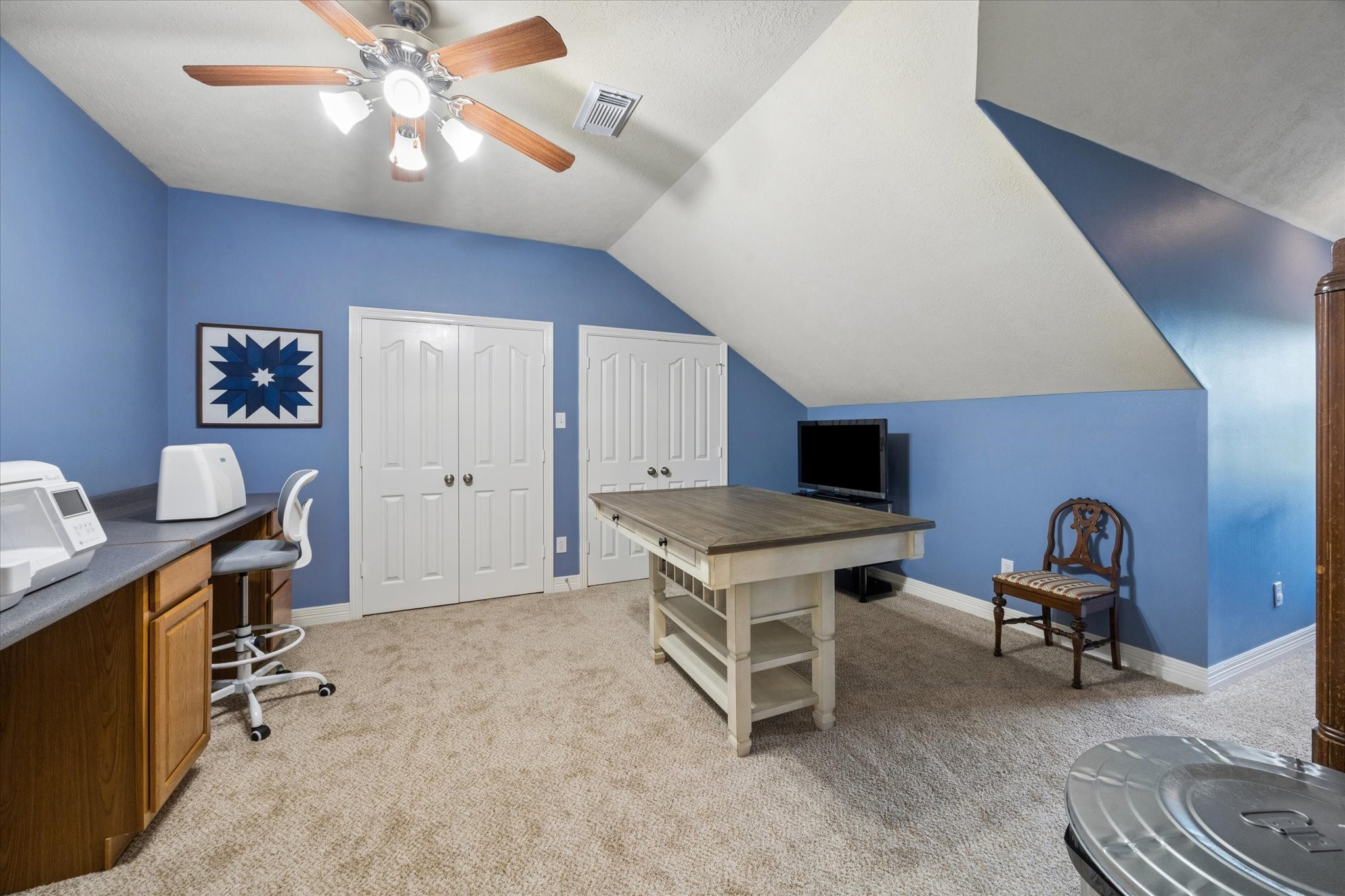 16519 Deerhaven Run Rosharon, TX 77583 - Photo 23 of 47 a view of a livingroom with furniture and a workspace