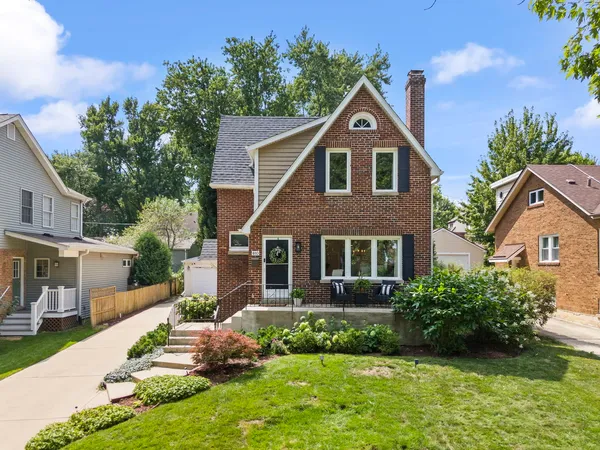 $600,000 | 810 North Summit Street, Wheaton, IL 60187