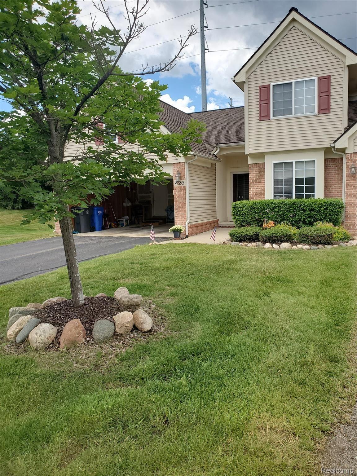 428 Lilly View Court Howell, MI 48843 - Photo 3 of 38 lvfrontright.jpg