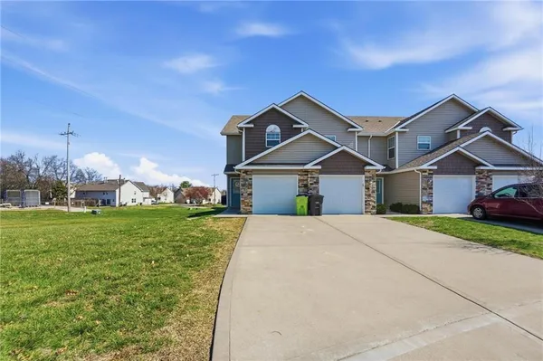 $229,900 | 815 Raven Court, Belton, MO 64012