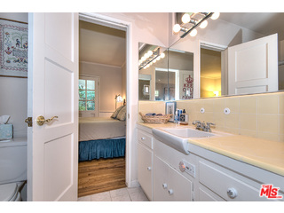 2139 Roscomare Road Los Angeles, CA 90077 - Photo 14 of 21 a bathroom with a sink a mirror and a bathtub