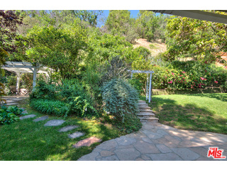 2139 Roscomare Road Los Angeles, CA 90077 - Photo 17 of 21 a view of a yard with plants
