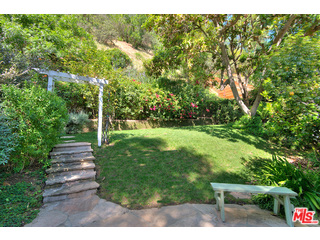 2139 Roscomare Road Los Angeles, CA 90077 - Photo 18 of 21 a view of a back yard