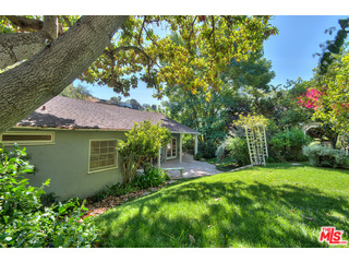 2139 Roscomare Road Los Angeles, CA 90077 - Photo 19 of 21 a view of a backyard with a garden