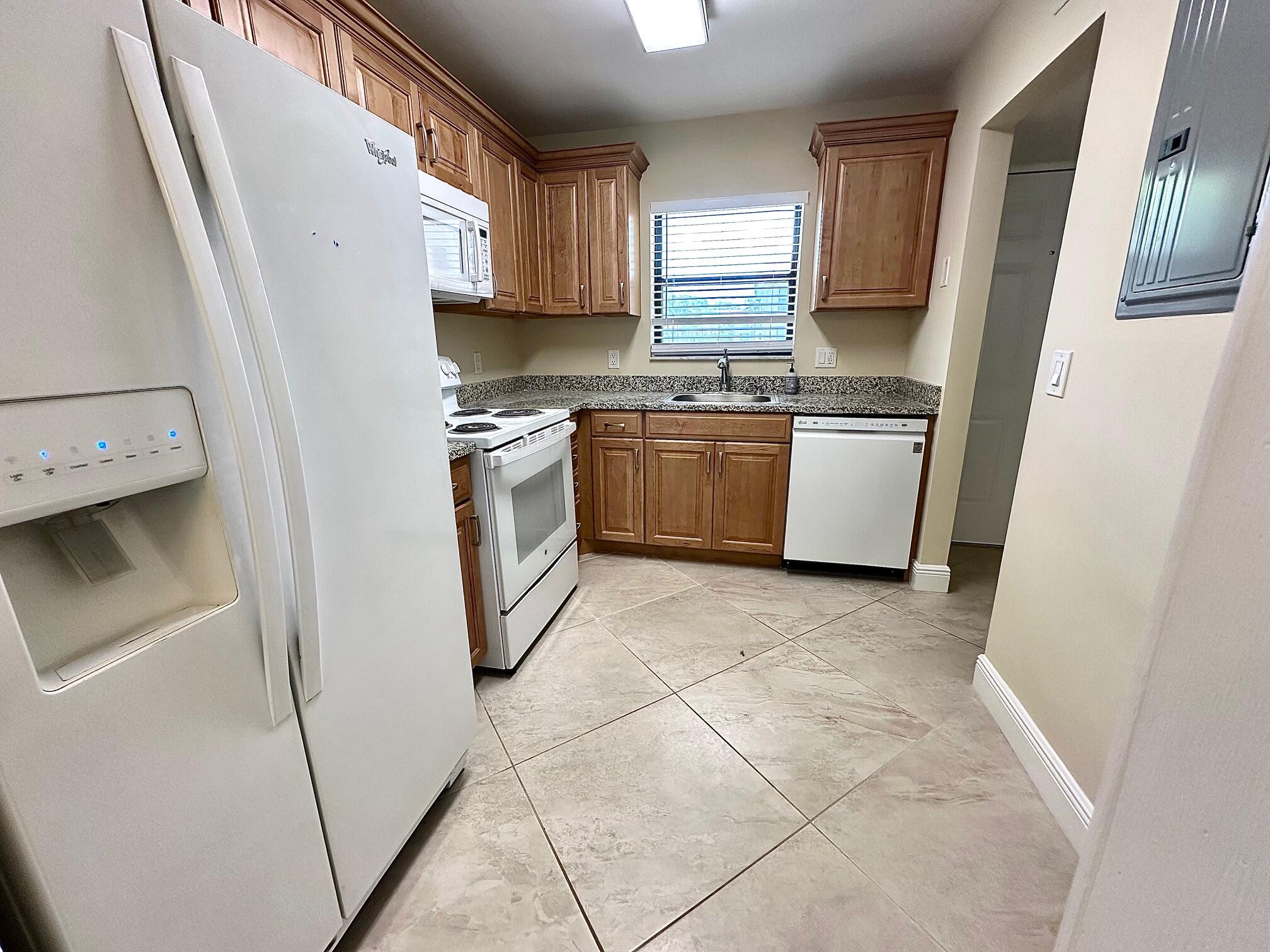 21904 Lake Forest Circle, Unit 101 Boca Raton, FL 33433 - Photo 4 of 11 Kitchen
