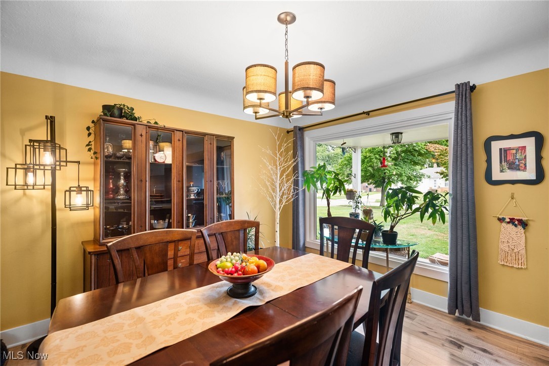 1143 Hansford Road Lyndhurst, OH 44124 - Photo 10 of 42 Dining space