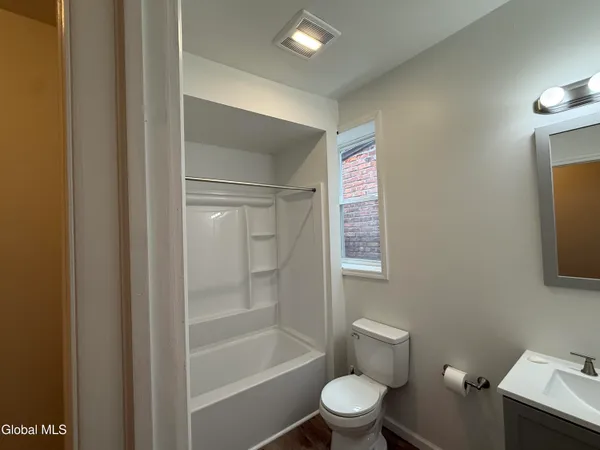 $2,725 | 346 Madison Avenue, Unit 3, Albany, NY 12210