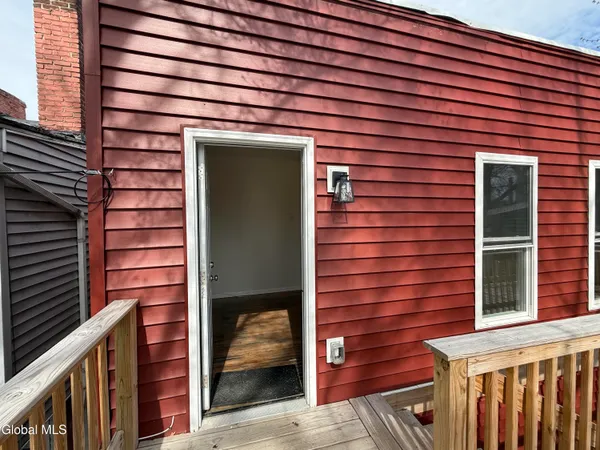 $2,725 | 346 Madison Avenue, Unit 3, Albany, NY 12210