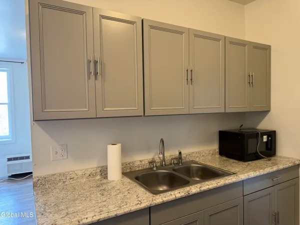 $2,725 | 346 Madison Avenue, Unit 3, Albany, NY 12210