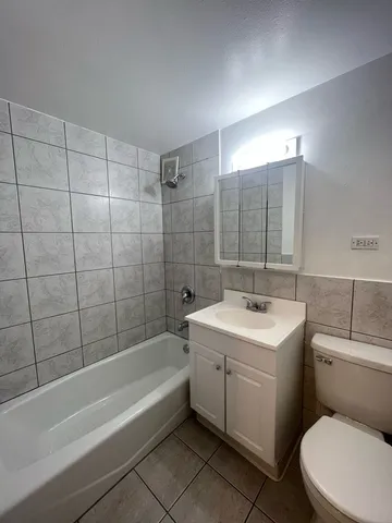 $1,625 | 4180 North Marine Drive, Unit 1206, Chicago, IL 60613