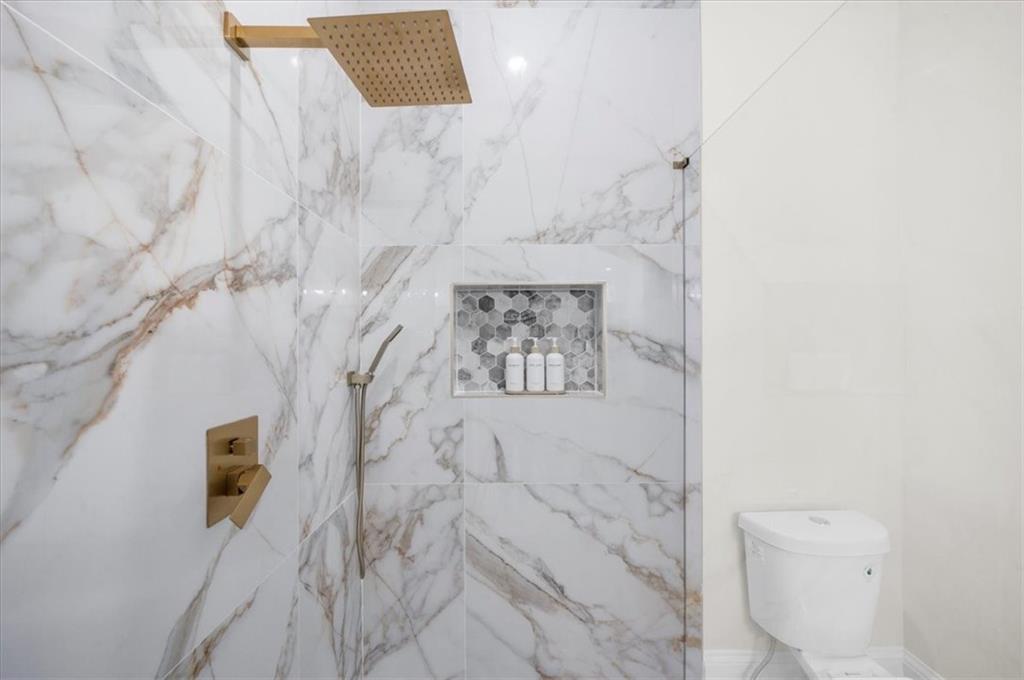 4543 Fawn Path Gainesville, GA 30506 - Photo 19 of 96 a bathroom with a toilet and a shower