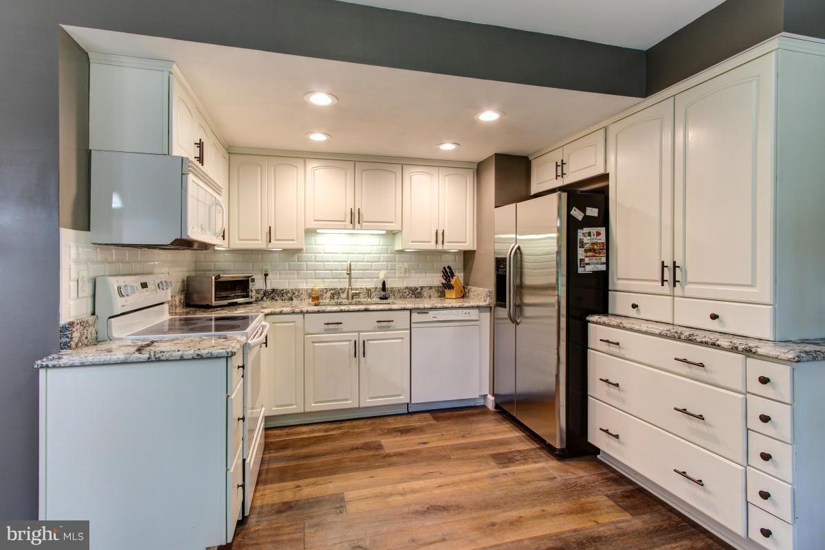 12328 Coleraine Court Reston, VA 20191 - Photo 11 of 30 Bright