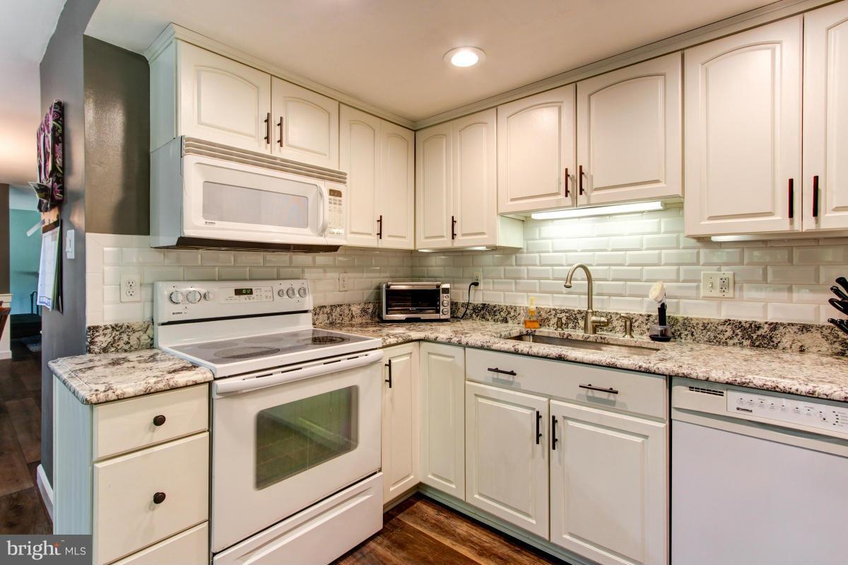 12328 Coleraine Court Reston, VA 20191 - Photo 12 of 30 Kitchen also features granite counters