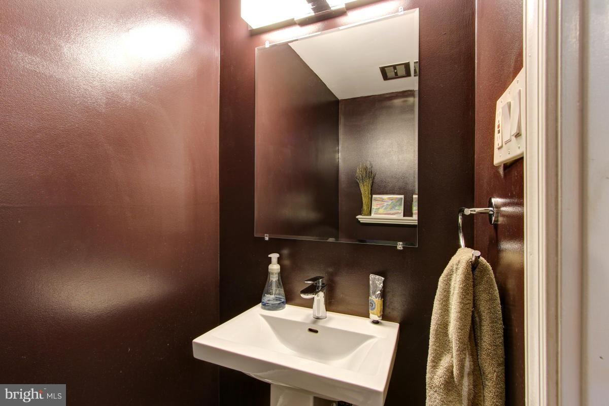 12328 Coleraine Court Reston, VA 20191 - Photo 15 of 30 Powder room