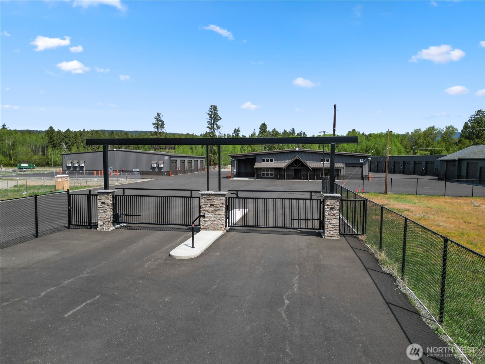4081 Highway 970, Unit D6 Cle Elum, WA 98922 - Photo 30 of 37 a view of a terrace with skyline