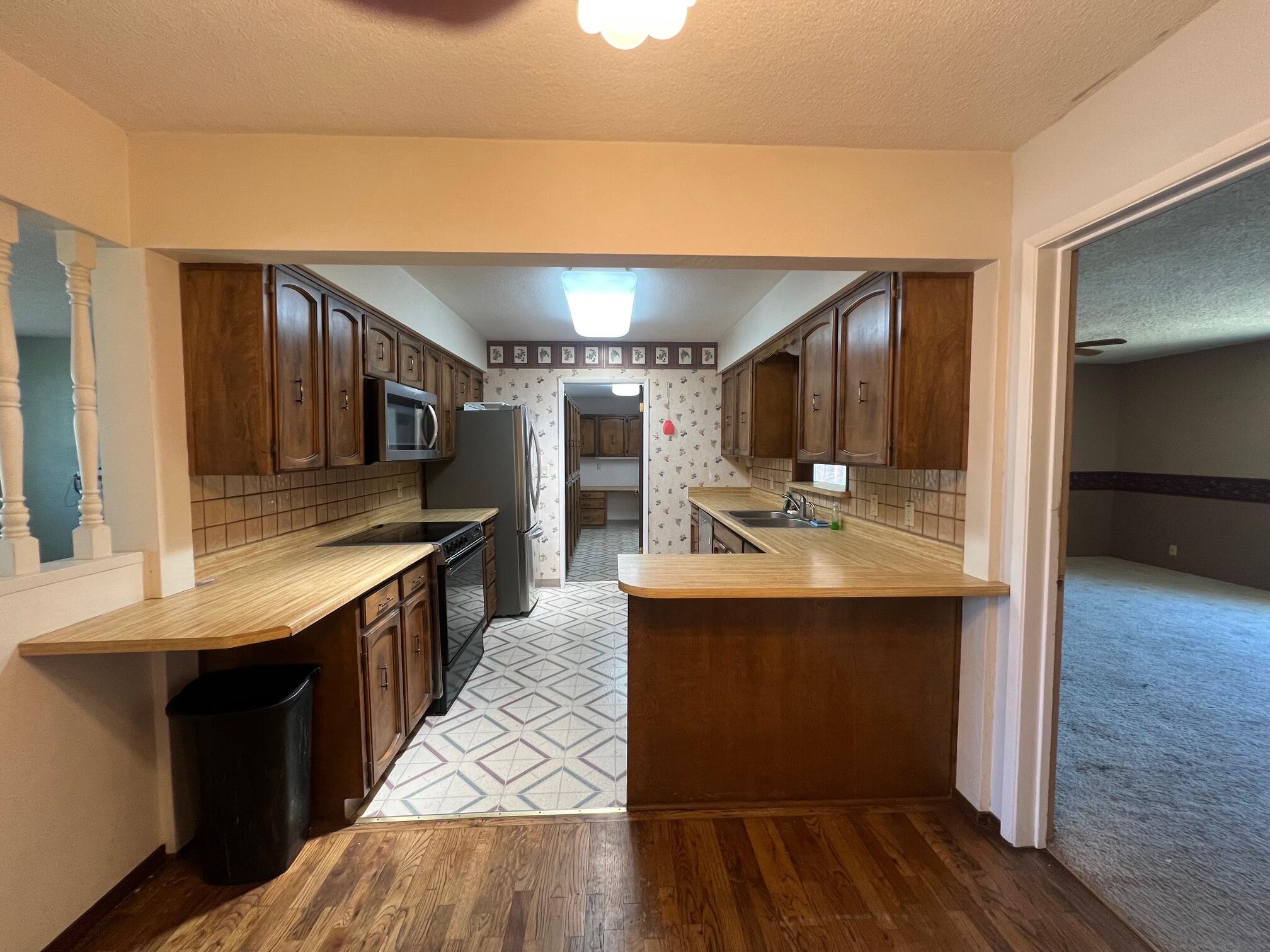 1812 Roberts Road Medford, OR 97504 - Photo 6 of 31 1812 Roberts Kitchen 1