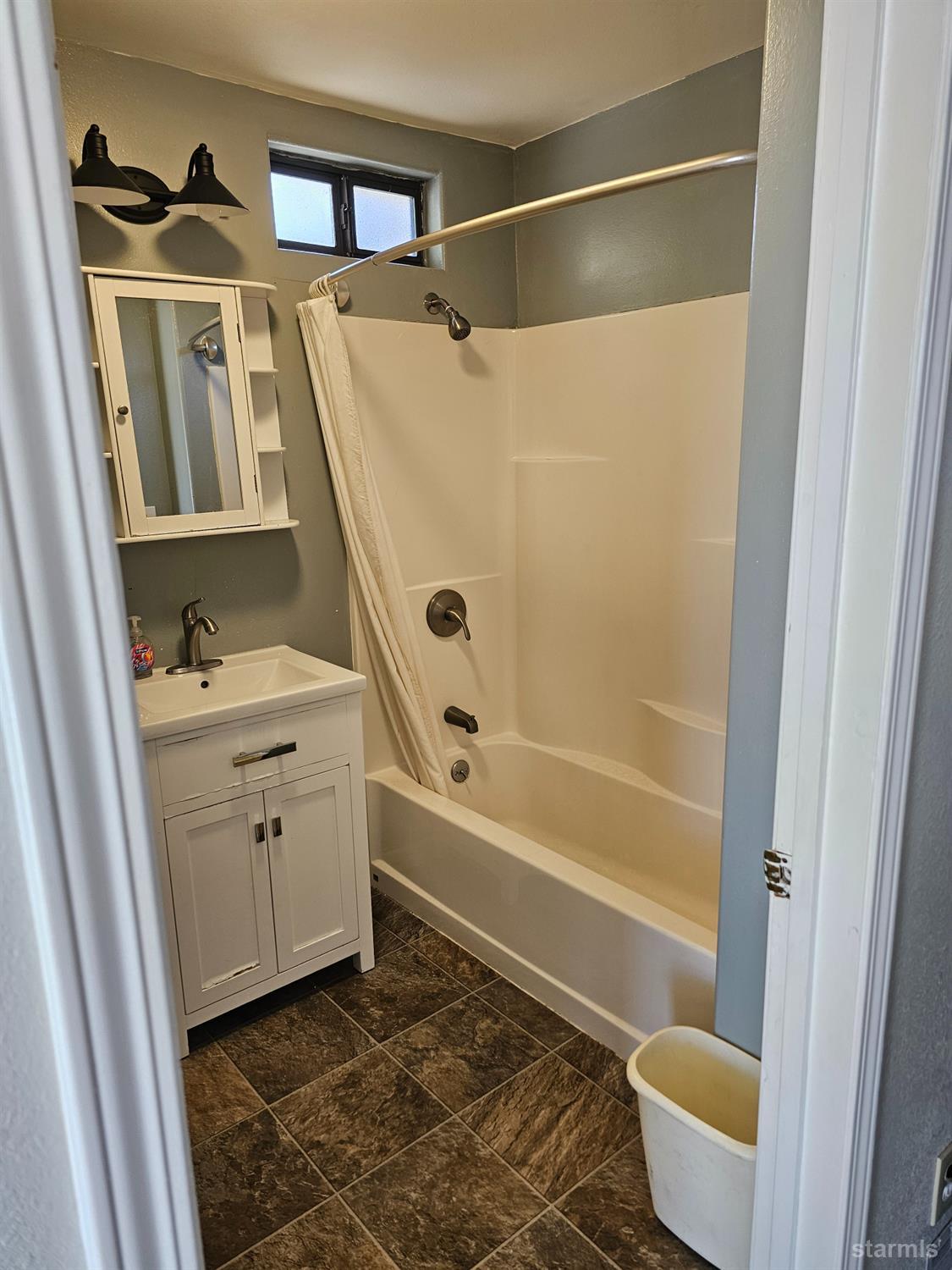 331 South Warren Street, Unit ABC Bishop, CA 93514 - Photo 37 of 38 331 C Studio bathroom
