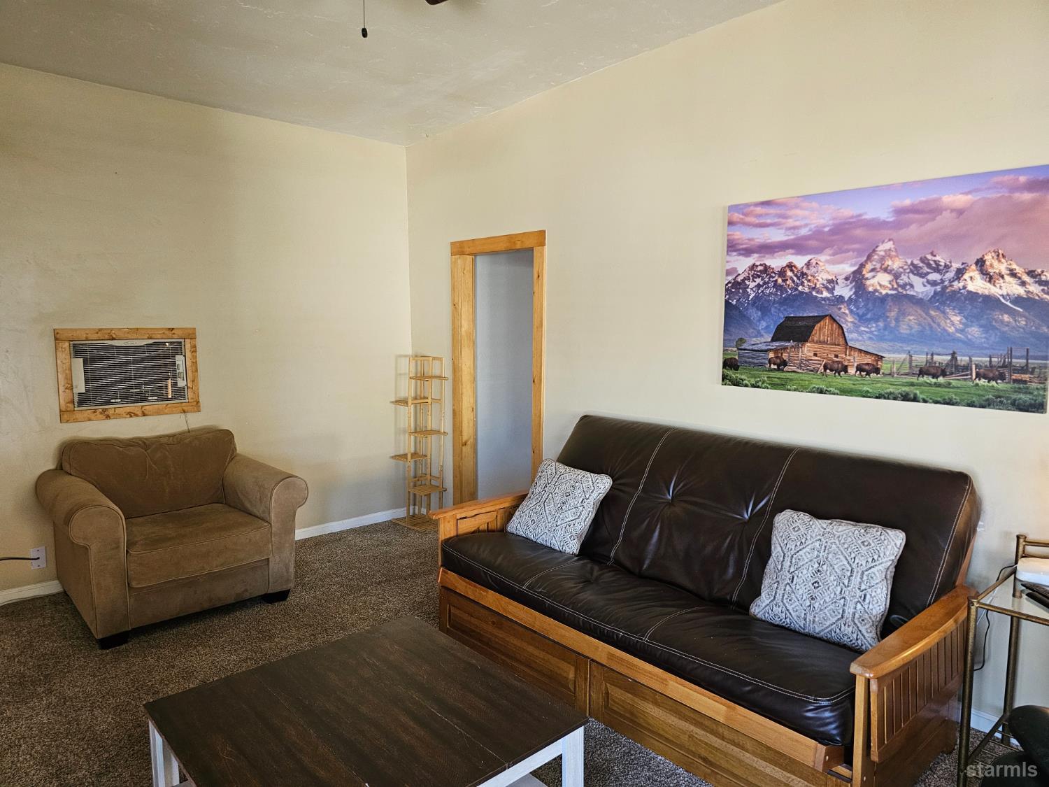 331 South Warren Street, Unit ABC Bishop, CA 93514 - Photo 5 of 38 331 A living room