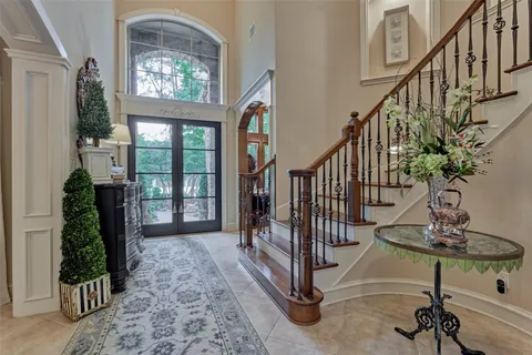 a view of entryway livingroom and hall