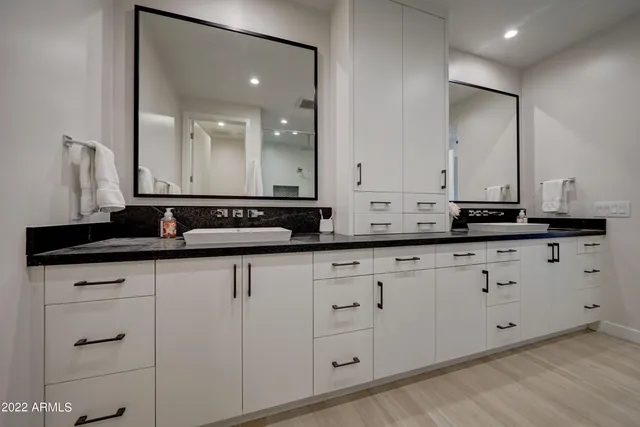 a close view of a granite counter top