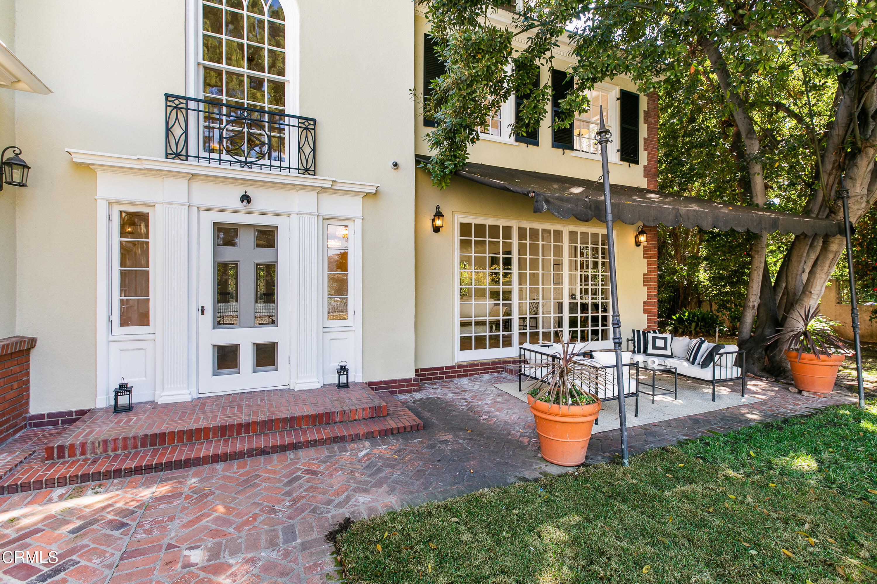 445 Prospect Square Pasadena, CA 91103 - Photo 41 of 55 a view of a patio with a table and chairs and potted plants