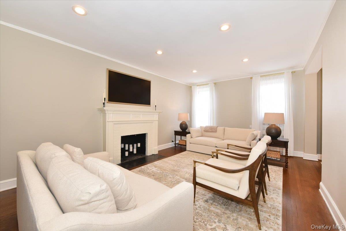 8 Barstow Road, Unit 6D Great Neck, NY 11021 - Photo 11 of 41 Living Room