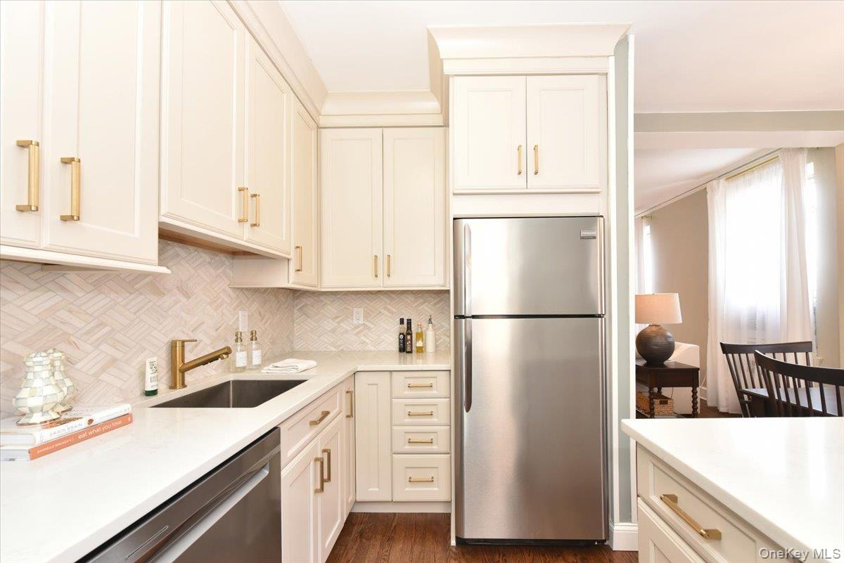 8 Barstow Road, Unit 6D Great Neck, NY 11021 - Photo 15 of 41 Kitchen