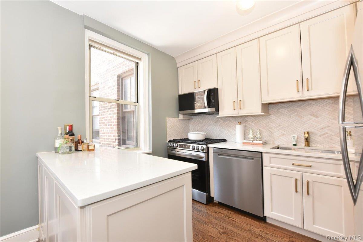 8 Barstow Road, Unit 6D Great Neck, NY 11021 - Photo 16 of 41 Kitchen