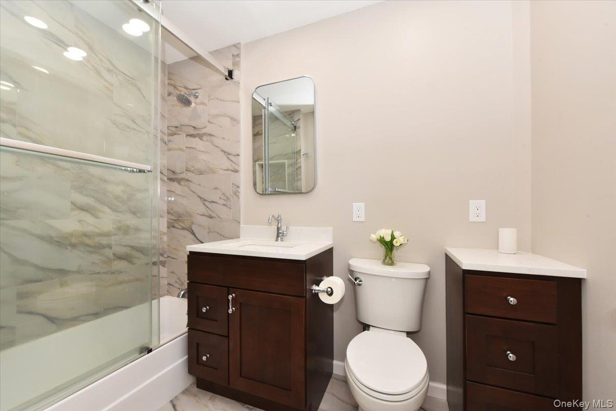 8 Barstow Road, Unit 6D Great Neck, NY 11021 - Photo 29 of 41 Bathroom with Window