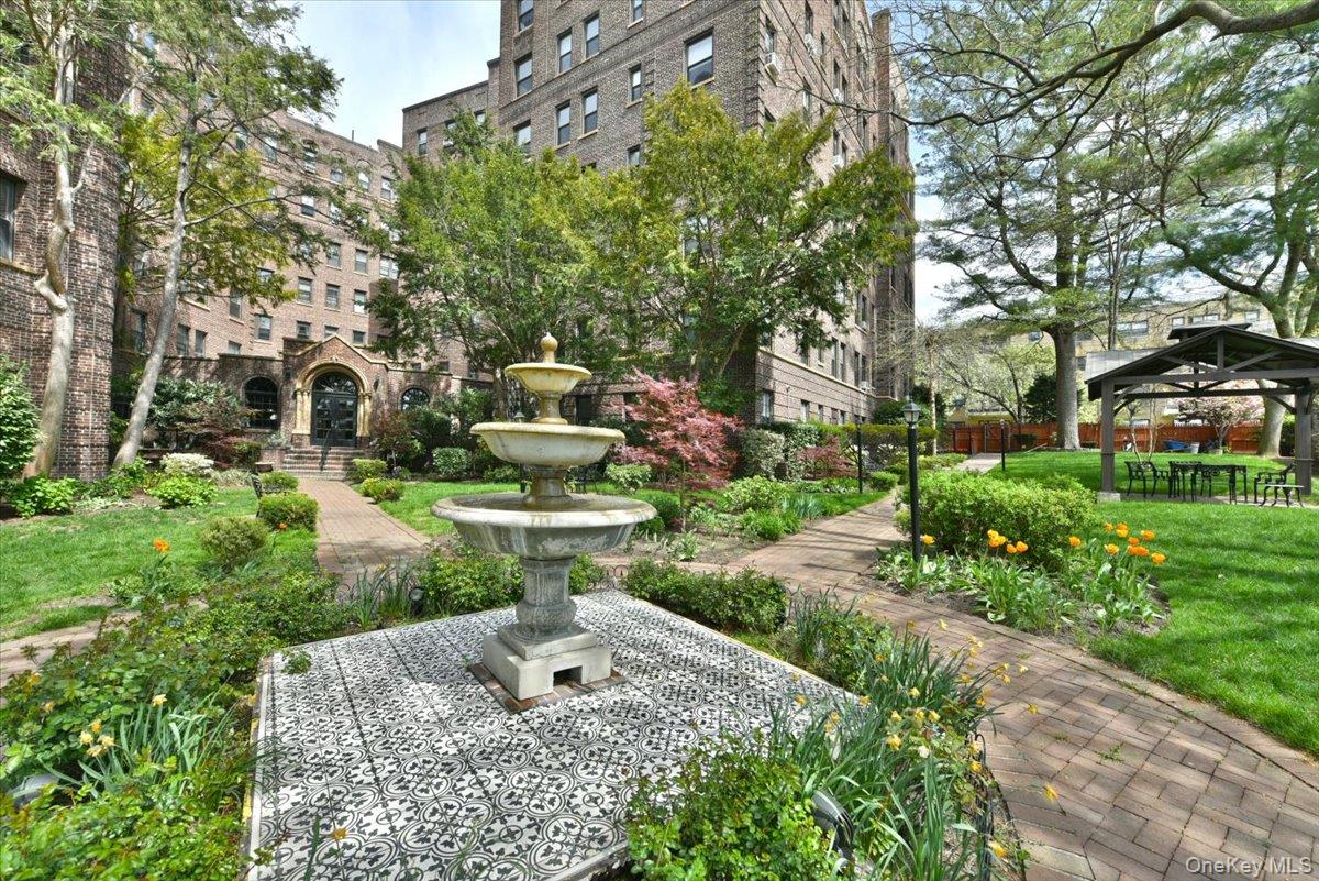 8 Barstow Road, Unit 6D Great Neck, NY 11021 - Photo 36 of 41 Courtyard