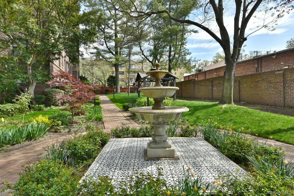 8 Barstow Road, Unit 6D Great Neck, NY 11021 - Photo 37 of 41 Courtyard