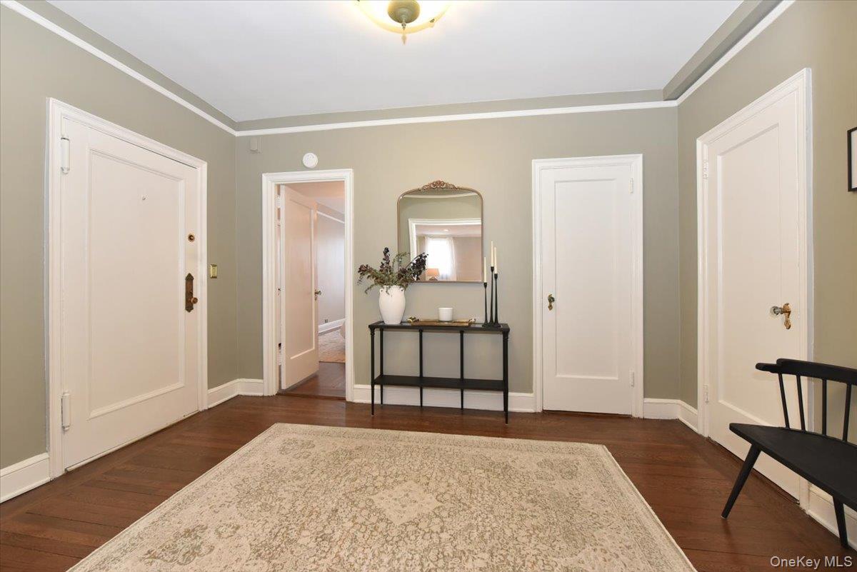 8 Barstow Road, Unit 6D Great Neck, NY 11021 - Photo 4 of 41 Entry