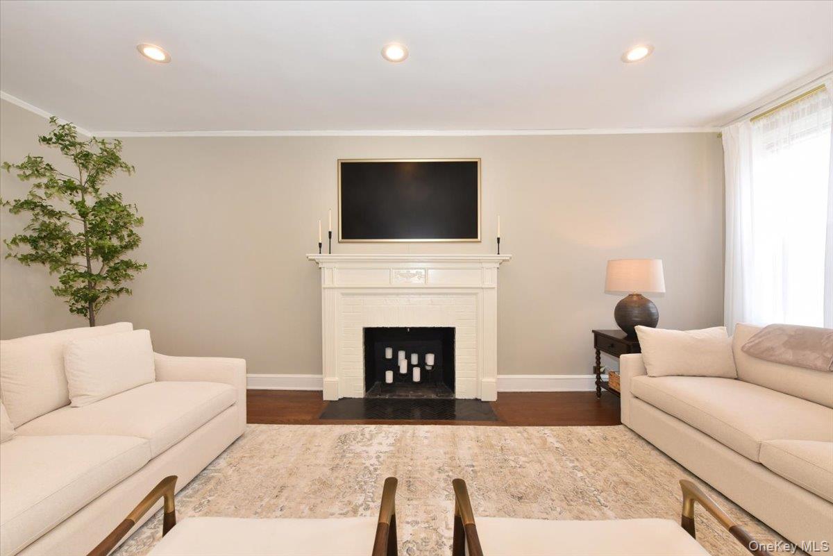 8 Barstow Road, Unit 6D Great Neck, NY 11021 - Photo 6 of 41 Living Room