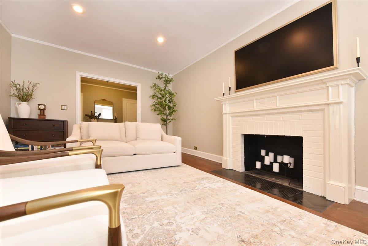 8 Barstow Road, Unit 6D Great Neck, NY 11021 - Photo 7 of 41 Living Room