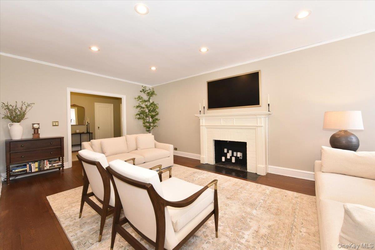 8 Barstow Road, Unit 6D Great Neck, NY 11021 - Photo 10 of 41 Living Room