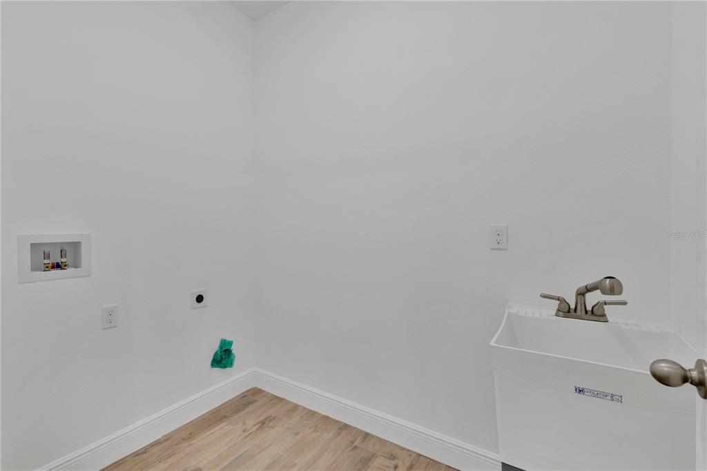 1425 River Road St. Cloud, FL 34769 - Photo 21 of 32 a bathroom with a bathtub