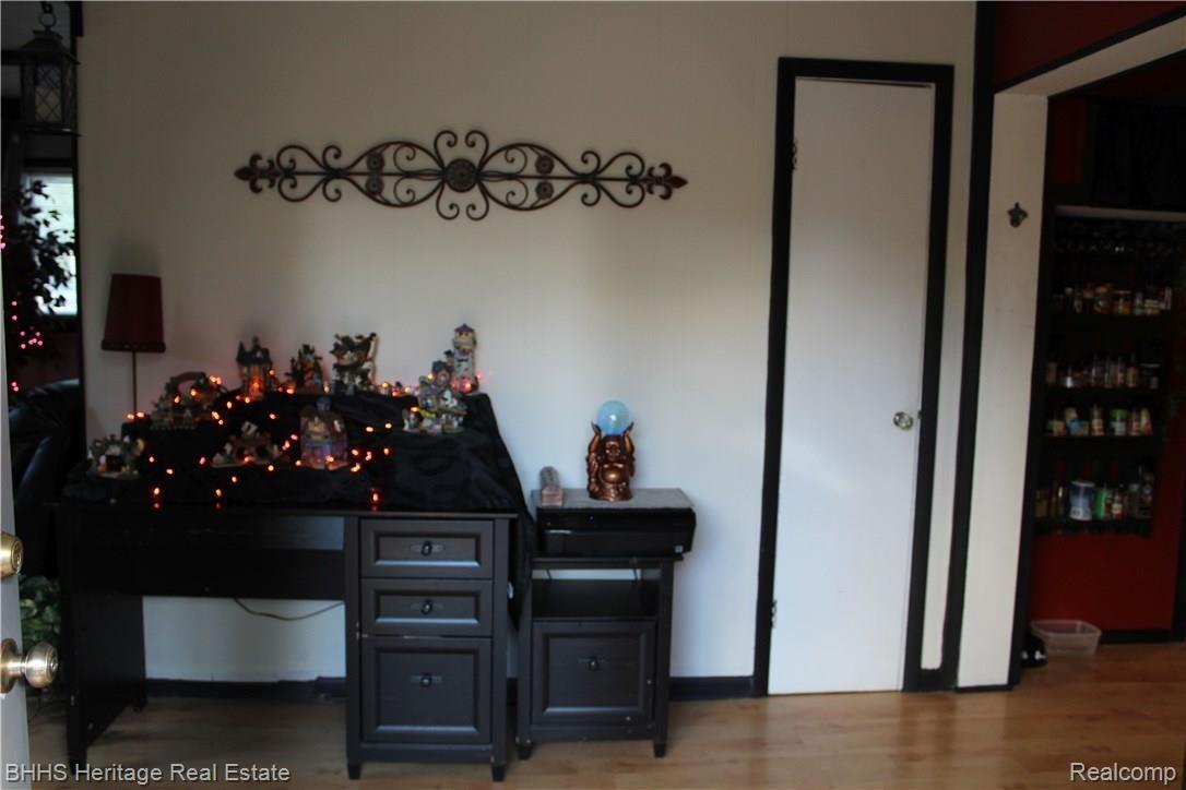 607 East South Holly Road Fenton, MI 48430 - Photo 16 of 36 entryside.jpg
