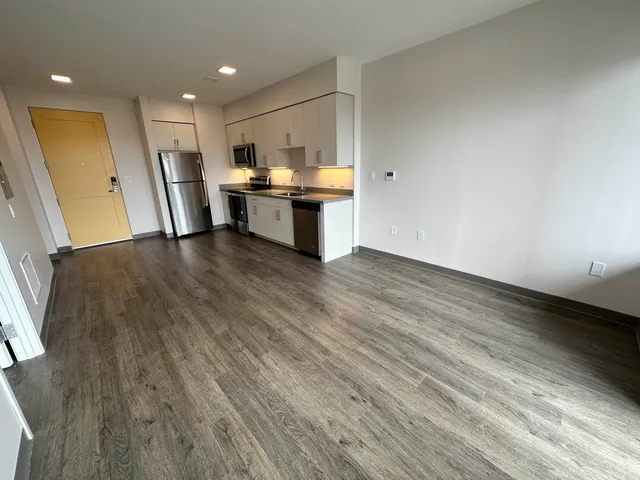 $2,006 | 409 Elm Street, Unit 212, Manchester, NH 03101